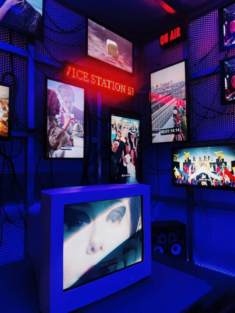 Pourquoi choisir un studio TV parisien pour vos interviews et contenus digitaux